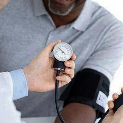 Pressão arterial de 12 por 8 é reclassificada como alta pelos médicos