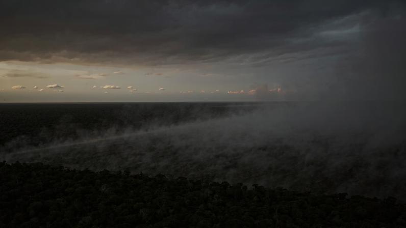 Fires burn on land deforested for agriculture near Wawi Indigenous Territory in the Amazon. Image by Kamikia Kĩsêdjê.
