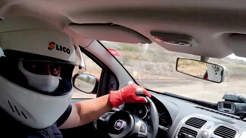 Testes como este de um Fiat Siena 1.4, de 2020, são em pista fechada, com o ar desligado e todos os equipamentos de segurança necessários