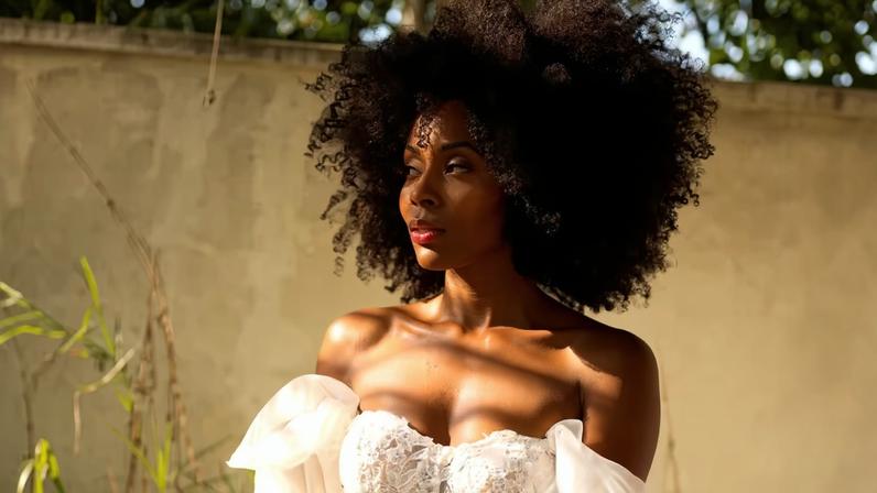 'Usei meu black power na renovação dos votos de casamento e nunca estive tão confiante' — Foto: Sabrina Dibynis/ Matheus Xavier