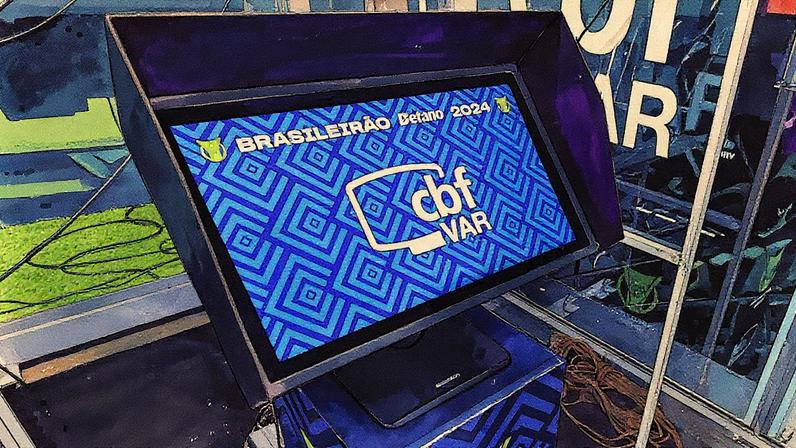Inúmeros erros de arbitragem aconteceram até a implementação do VAR (Foto: Gilson Lobo/AGIF)