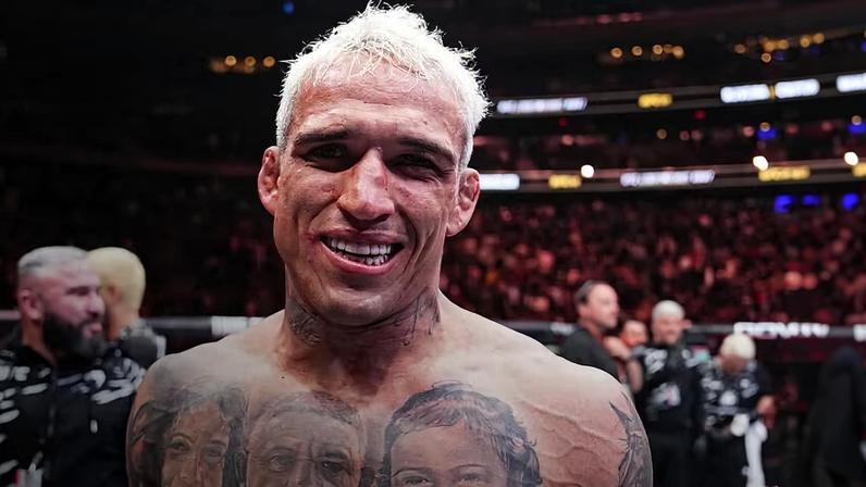Charles "do Bronxs" Oliveira comemora a vitória no UFC 309. (Foto por Jeff Bottari/Zuffa LLC)