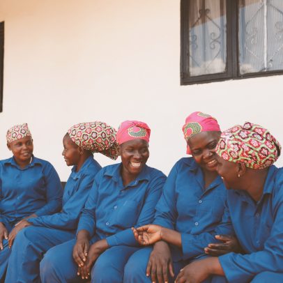 Marca de joias usa mulheres empreendedoras para reduzir pobreza em Uganda
