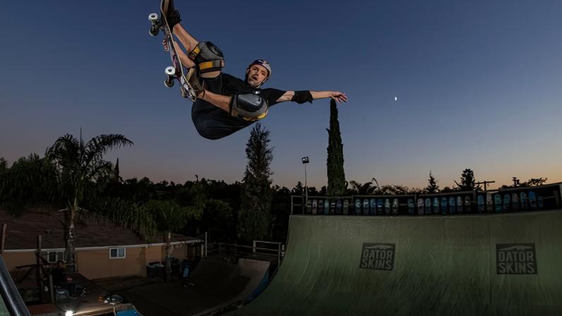 Por meio de seu instituto, o hexacampeão mundial de skate Sandro Dias atende 70 crianças em Santo André (SP) com o apoio da plataforma — Foto: Divulgação