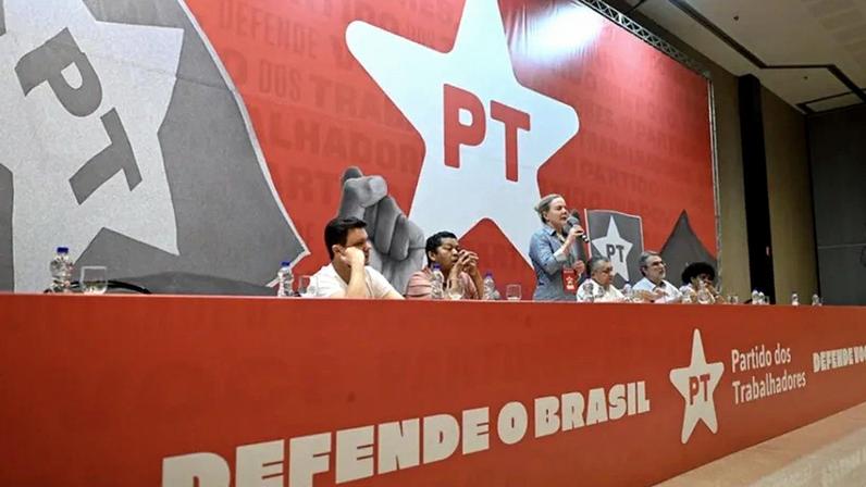 Na imagem, a presidente do PT, Gleisi Hoffmann, durante a reunião do diretório nacional do partido realizada em Brasília
