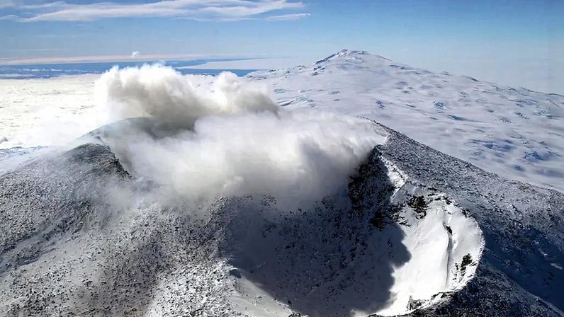 Foto das erupções subglaciais, afetando vulcões como o Monte Erebus.