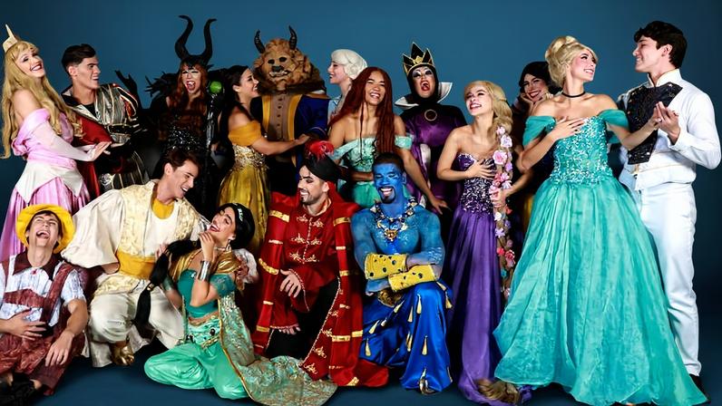 17 pessoas fantasiadas como personagens do universo infantil, como princesas, príncipes, bruxa e magos