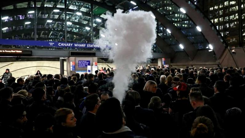 Pessoa fuma um cigarro eletrônico a caminho da estação Canary Wharf no metrô de Londres