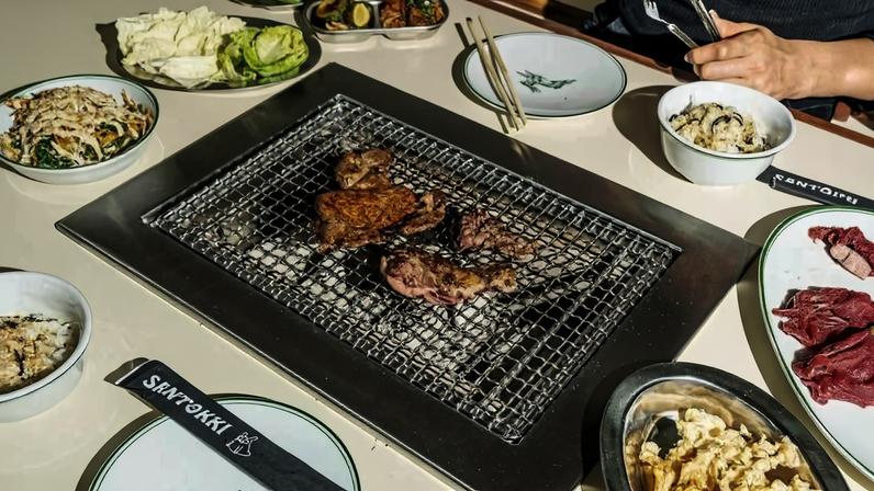 Mesa com churrasqueira do restaurante Santokki, na Vila Madalena