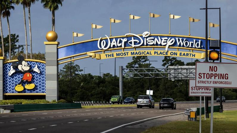 Portões do Walt Disney World em Kissimmee, Flórida: empresa está seguindo fluxo de outras empresas americanas que abandonaram políticas woke (Foto: EFE/EPA/CRISTOBAL HERRERA-ULASHKEVICH)