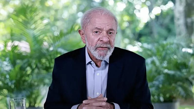 Na imagem, o presidente Lula em entrevista às rádios Metrópole e Sociedade, da Bahia