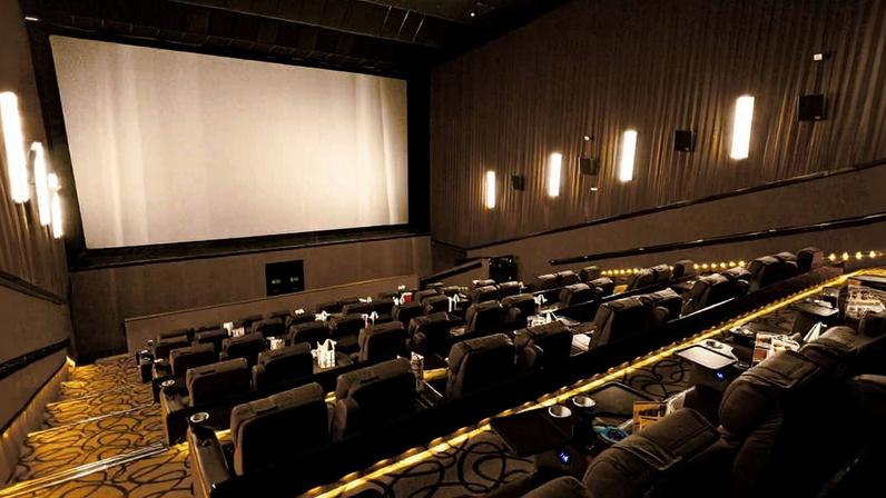 Sala VIP do Cinépolis JK Iguatemi tem botão de chamada para fazer pedidos de cardápio antes do início do filme