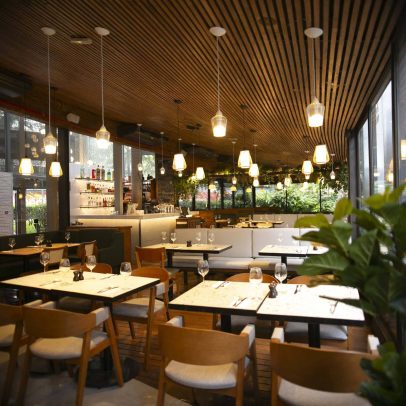 Jamie Oliver promete toque de chef, entrega abacaxi em novo restaurante em SP