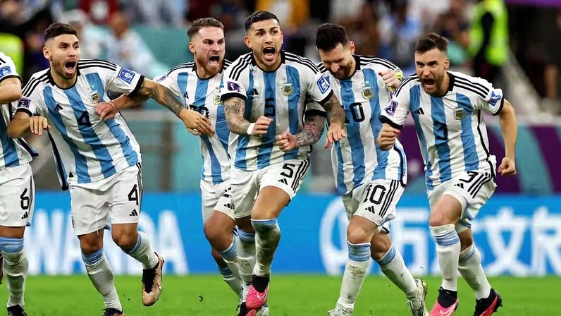 Argentina é a atual campeã mundial após vencer a Copa de 2022 no Catar — Foto: REUTERS/KAI PFAFFENBACH