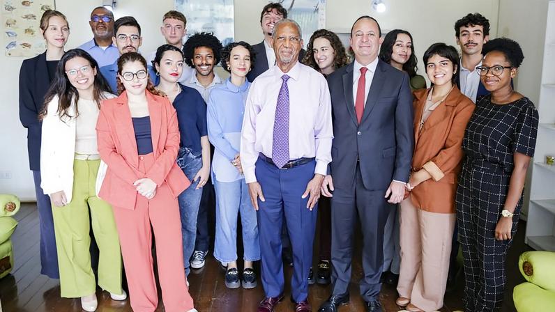 Na imagem, os trainees do Poder360 e o editor sênior Paulo Silva Pinto com o embaixador da Guiana no Brasil, Compton Bourne (ao centro)