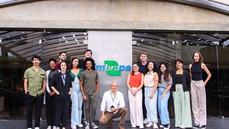 Visita da 1ª turma de trainees do Poder360 à sede da Embrapa, em Brasília.