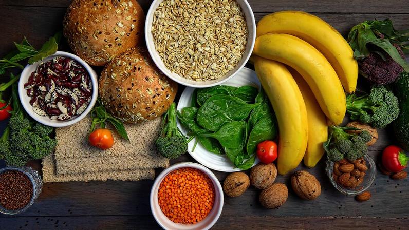 As fibras, substâncias encontradas em alimentos como cereais integrais, frutas, verduras e legumes, merecem papel de destaque na rotina alimentar