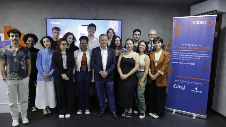 Rogério Marinho (de blazer azul e calça jeans, ao centro), Fernando Rodrigues, fundador e diretor de Redação do Poder360 (à dir., no fundo, sorrindo) e os jornalistas que participam do programa de trainees deste jornal digital