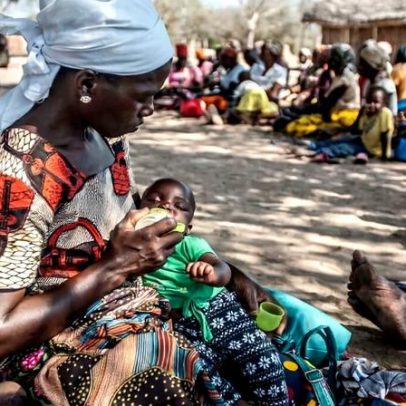 Contaminação do leite materno expõe o problema africano com químicos eternos