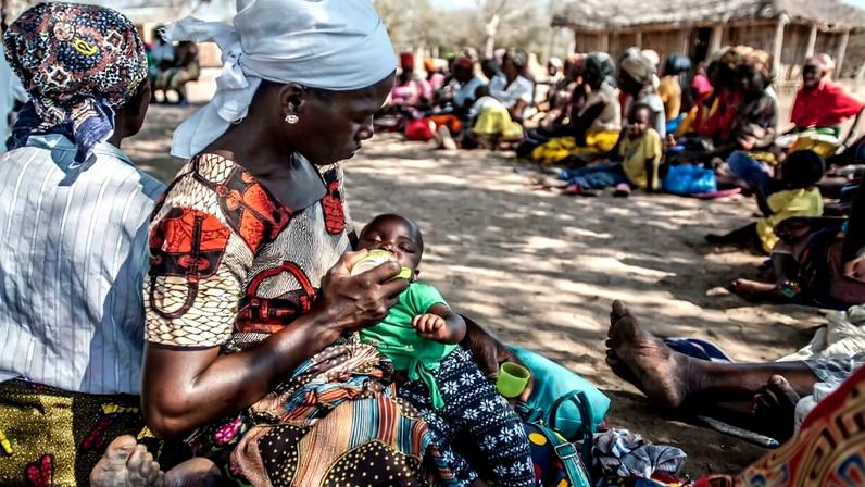 Mother feeding her child in Mozambique. Image courtesy of Aurélie Marrier d’Unienville / IFRC via Flickr (CC BY-NC-ND 2.0).