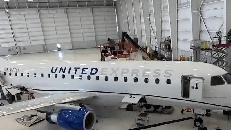 Na imagem, avião da United Express sendo preparado para oferecer internet a bordo