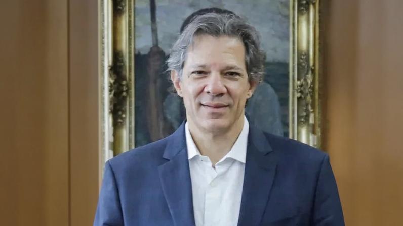 O ministro da Fazenda (à esq.) e o líder do PT na Câmara (à dir.) seguem culpando Campos Neto pela alta da Selic, mesmo ele não estando mais no Banco Central