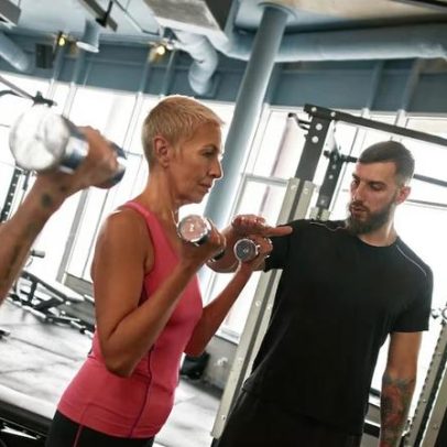 Musculação oferece mais que força com 9 benefícios da prática