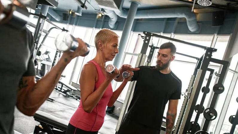 Estudos mostram que a musculação ajuda a manter a saúde mental e reduz o risco de demência
