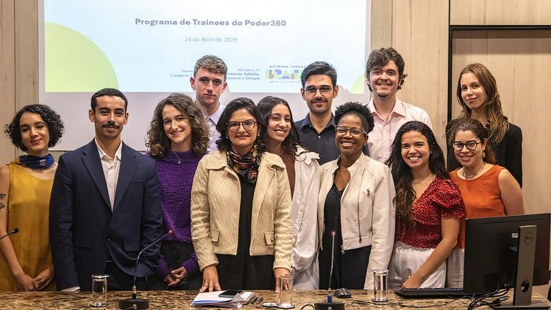 A secretária de Comércio Exterior do MDIC, Tatiana Prazeres (ao centro), e os trainees do Poder360 no Ministério do Desenvolvimento, Indústria, Comércio e Serviços, em Brasília