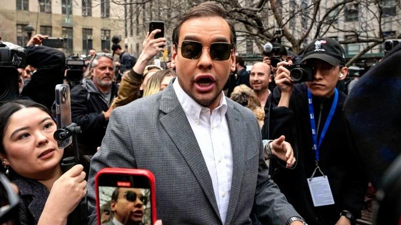 George Santos é um ex-deputado dos EUA que é filho de brasileiros
