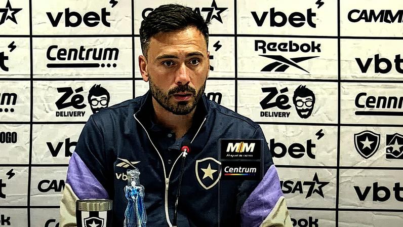 Davide Ancelotti, técnico do Botafogo, em entrevista coletiva (Foto: Reprodução/Botafogo TV)