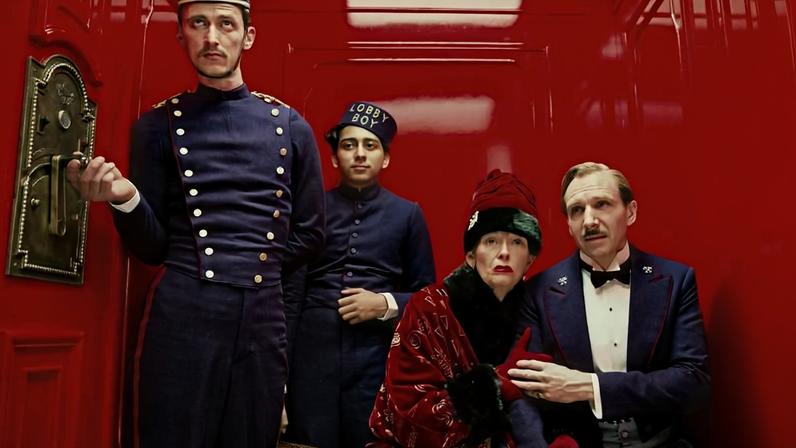 Paul Schlase (esq.), Tony Revolori, Tilda Swinton e Ralph Fiennes em cena de "O Grande Hotel Budapeste", de Wes Anderson.