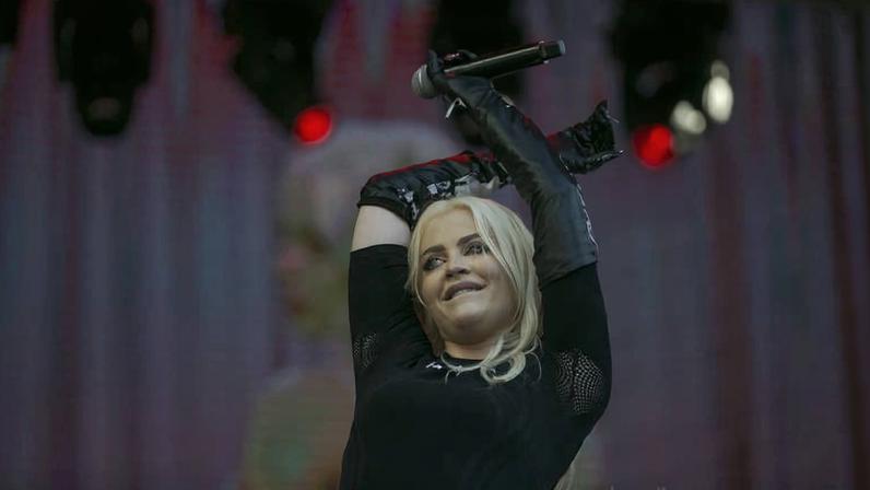 Luísa Sonza durante show que lotou o Vale do Anhagabaú em 2022