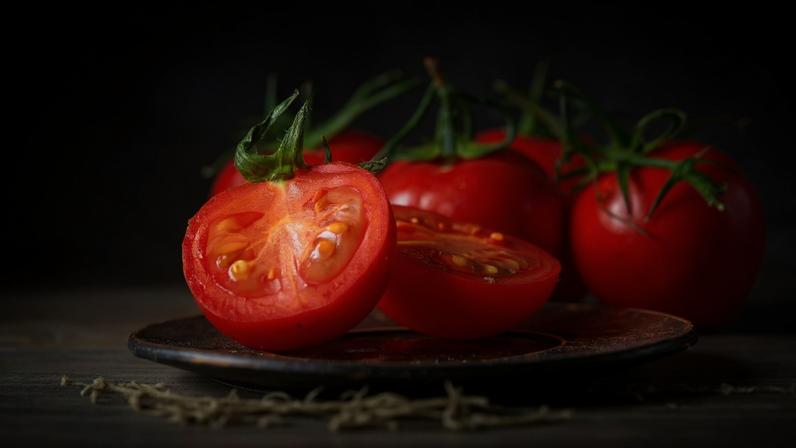 Tomate é alimento que reúne substâncias conhecidas pelo poder anticâncer, com destaque para o licopeno