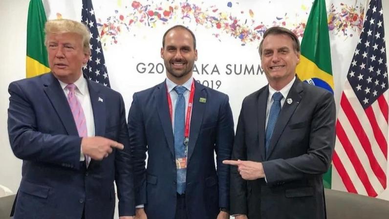 Eduardo em encontro com Trump no G20, em 2019, na cidade de Osaka. Deputado disse que Trump e Jair Bolsonaro "seguem sendo perseguidos injustamente pela mídia