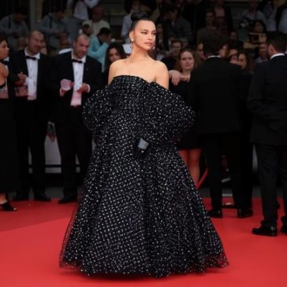 Irina Shayk usa coque alto no tapete vermelho em Cannes 2025