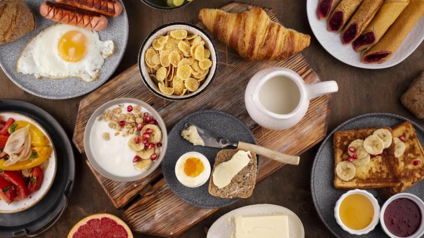 Uma forma memorável de começar o Dia das Mães é servindo um café da manhã surpresa com muitas comidas saudáveis e saborosas