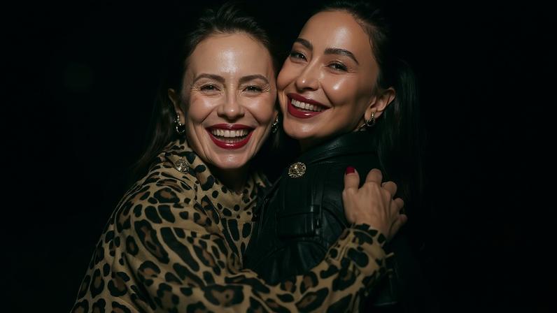 Andrea Dellal e Sabrina Sato na edição de maio de 2025 da Vogue Brasil, que celebra 50 anos da revista no país