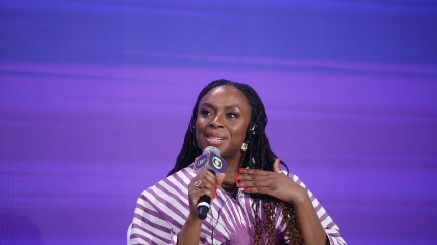 Chimamanda Ngozi Adichie relembrou o incentivo que recebeu de uma professora aos 10 anos (Foto: Márcio Alves)