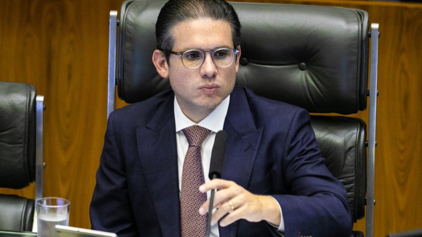 Hugo Motta em sessão plenária no projeto que cancela decreto do governo que elevou o IOF. (Foto: Brenno Carvalho / Agência O Globo)