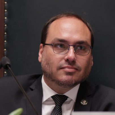 Carlos e Eduardo Bolsonaro depõem sobre críticas a Alexandre de Moraes