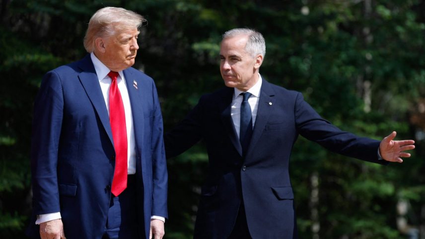 Presidente dos EUA, Donald Trump, ao lado do premier canadense, Mark Carney, antes de reunião de líderes do G7 (Foto: Ludovic MARIN / POOL / AFP)