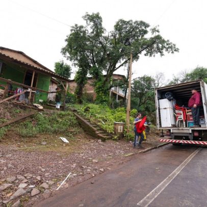 Rios no Rio Grande do Sul transbordam e famílias são levadas para abrigos
