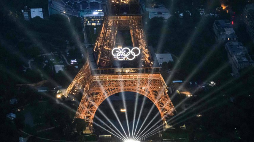 Torre Eiffel iluminada à noite, com os anéis olímpicos, durante cerimônia de abertura dos Jogos de Paris (Foto: Lionel Bonaventure - 26.jul.2024/AFP)