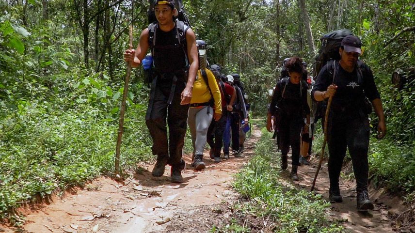 Grupo de jovens de programa social da Outward Bound Brasil é iniciado em caminhadas por trilha (Foto: Abelardo Walsh/Divulgação/Outward Bound Brasil)