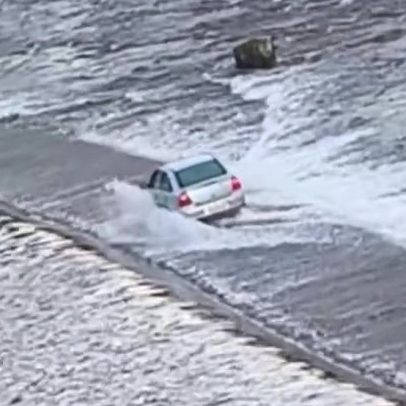 Carro é flagrado atravessando barragem submersa em vídeo impressionante