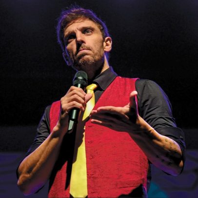 Leo Lins usa condenação para promover espetáculo com piadas polêmicas no teatro