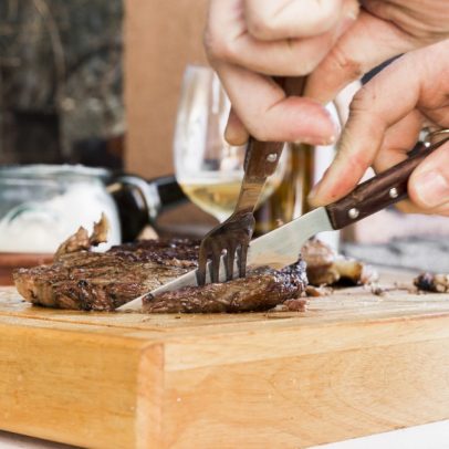 Churrasco e bebida alcoólica elevam risco de câncer; saiba mais sobre os perigos