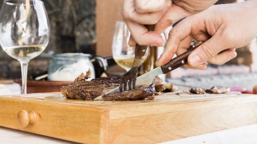 Churrasco e álcool pode fazer mais mal do que bem, aponta oncologista (Foto: Freepik)