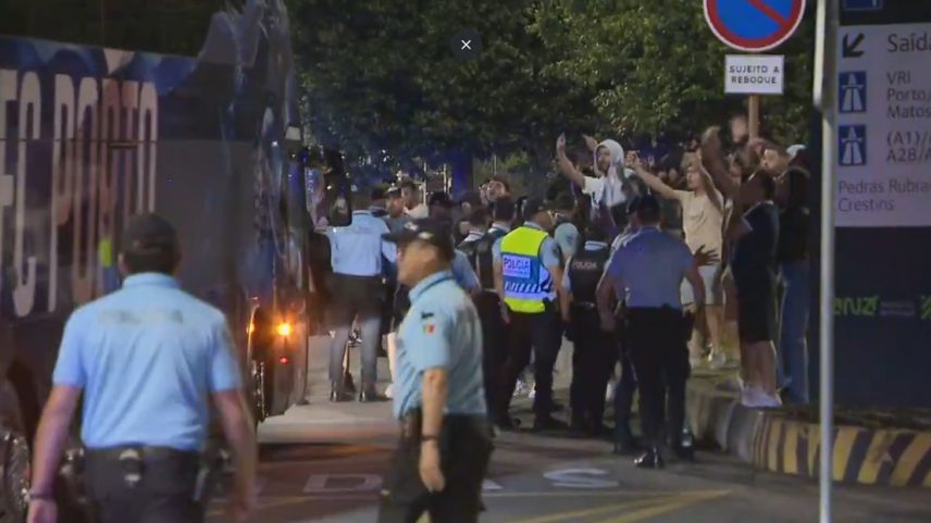 Porto foi recebido com protestos da torcida por eliminação precoce na Copa do Mundo de Clubes (Foto: Reprodução)